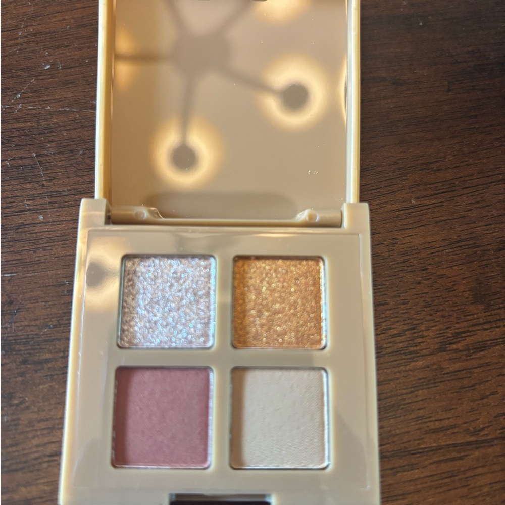 Glamour Eyeshadow Quad with Shimmer and Matte Finishes